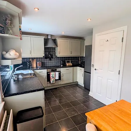 Charming Townhome Retreat, Close To Manchester-3