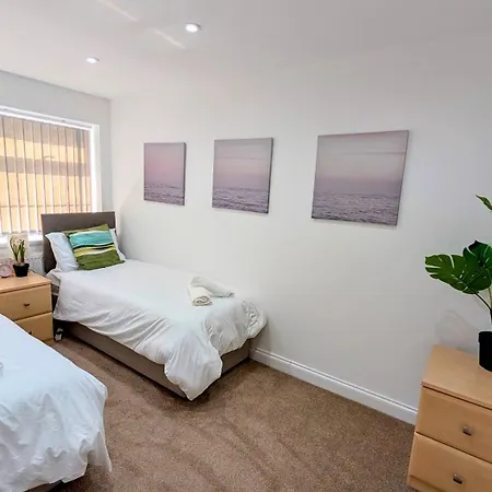 Charming Townhome Retreat, Close To Manchester-2